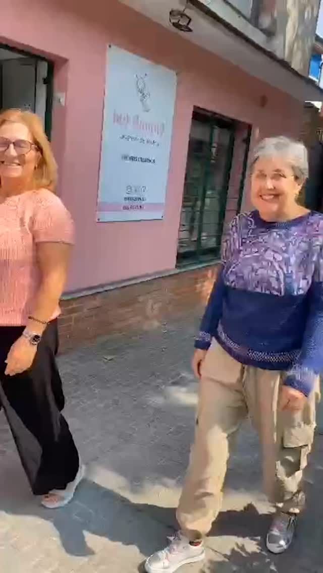 Pero que ratitos más buenos echamos en las clases de tejido ☺️ en @mygrannytalleres  Hoy ha tocado pase de modelos con Ana y Rafi llevando sus maravillosas creaciones en agujas circulares. No me digáis que no tienen unas buenas manos 👏👏👏  Patrones:
- Gaudí de Julie Knits in Paris 
- Xarabia de Belén Fernández 
- Spring Breeze de Carmen Tye  Gracias chicas, sois las mejores 😘