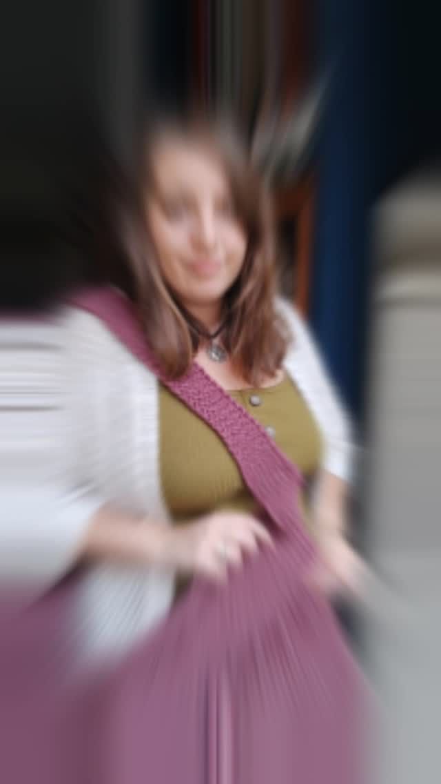 Sigo viva y con ganas de hacer el payaso, así que aquí me tenéis intentando hacer un reel para enseñaros un bolso que he tejido para @mygrannytalleres.
Esta tejido con Drops Alaska y luego fieltrado en la lavadora. En el primer clip podéis ver lo grande que lo hice para que, al lavarlo y encoger, se quedase de buen tamaño. En el segundo clip tenéis el resultado.
¿Has fieltrado alguna vez? Me refiero queriendo y no sin querer 😜 Cuéntame tu experiencia que te leo.
#tejereselnuevoyoga
#tejeresmisuperpoder #tejerdosagujas #tejemosysomosmodernos