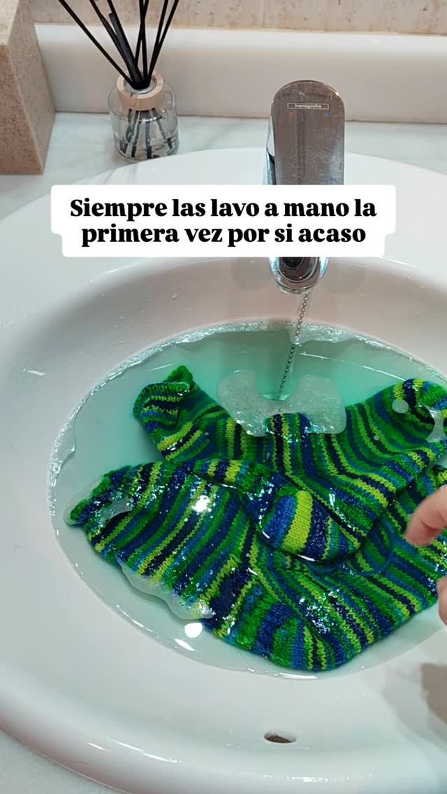 💧Lavar tus tejidos a mano💧 ¿Qué pereza no? Pues mira como sueltan tinte estos calcetines.  Es normal, no hay que alarmarse. Sin embargo si te lo hacen en la lavadora te puede hacer una gracia... Por eso  siempre les doy un lavado a mano hasta que suelten todo y me quito de problemas.  Y no olvides tenerlo en cuenta si vas a tejer colores oscuros y claros en un mismo proyecto. Coge un trocito y metelo a remojo para asegurarte de que no va a manchar. Si ves que mancha tendrás que lavar tu madeja antes de tejerla para que suelte todo sin poner en riesgo tu proyecto.  ¿Te ha pasado alguna vez?  #tejerdosagujas #tejedoras #tejemosysomosmodernos #knitwear