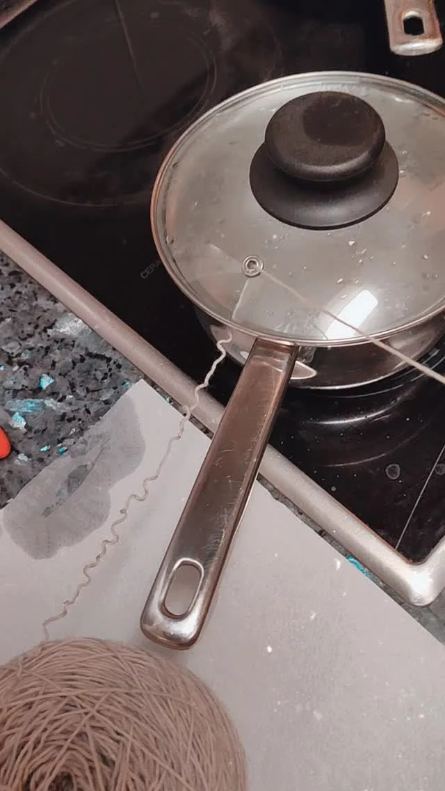 🗣️ Las que hacéis muestras de tensión me contabais que luego no se puede usar la lana porque se queda arrugada.  🍲 Aquí tenéis un truco fácil y rápido. Consiste en poner agua a hervir y meter el cabo por el agujero de la tapa. Gracias al vapor, el hilo se va alisando y sale prácticamente seco.  🧶 ¡Ya no tenéis excusa para no hacer la muestra de tensión!  #tejereselnuevoyoga #tejerdosagujas #tejedoras #tejer #tejemosysomosmodernos