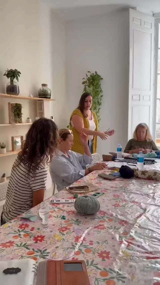 🧶¿Todavía no te has atrevido con las agujas circulares?  Son cómodas, versátiles y perfectas para tejer sin costuras.  En mis clases aprenderás desde cero:
👉 cómo montar los puntos
👉 cómo unir en circular
👉 cómo leer patrones y ajustar tallas
👉 y todos mis trucos para disfrutar del proceso  ✨ No necesitas experiencia previa, solo ganas de aprender.  📍 Clases presenciales en Málaga, en el Ventanal del Soho 
📩 Escríbeme para reservar tu plaza  #tejidoconamor #agujascirculares #clasesdetejido #knitidea #aprendeatejer #tejerenmalaga