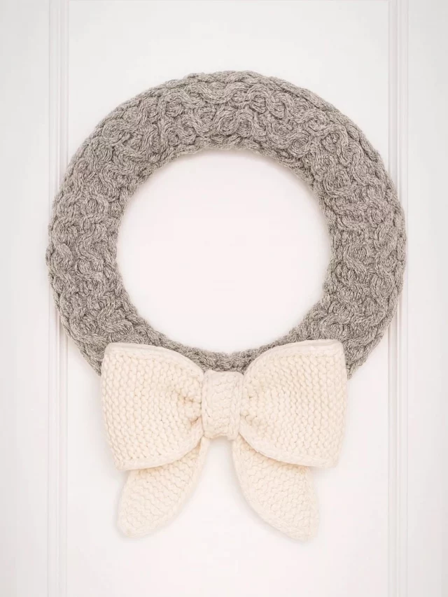 🎄 Nuevo patrón disponible 🎄  Os presento a Gala, una corona de navidad hecha con mucho cariño y que creo que es un proyecto genial para darle un toque diferente a tu hogar y que además es ideal para regalar.  Para principiantes, rápido y muy entretenido. Además, se puede adaptar fácilmente a cualquier tamaño de aro y combinar los colores como más te gusten.  No me digáis que no lo veis ya en vuestras puertas 😍.  Hasta el 30 de noviembre con un 10% de descuento en Ravelry con el código: NAVIDAD